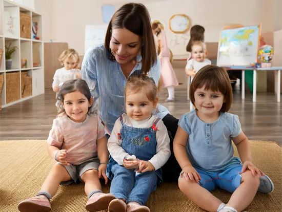 Bambini piccoli partecipano a una lezione di inglese con giochi e canzoni