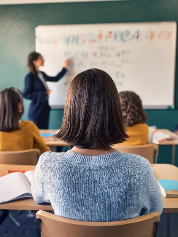 Studenti preparano gli esami Cambridge in aula